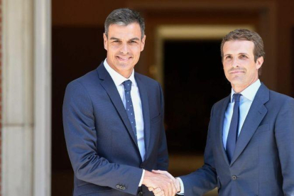 Pedro Sánchez recibe a Pablo Casado a las puertas de la Moncloa, el pasado 2 de agosto.-GABRIEL BOUYS (AFP)