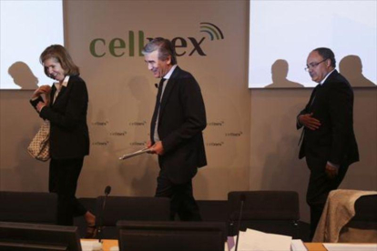 La notaria Isabel Gabarró; Francisco Reynés, presidente de Cellnex, y Tobías Martínez, consejero delegado, ayer.-DANNY CAMINAL