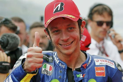 Valentino Rossi posa sonriente tras la sesión de clasificación que se celebró en el circuito de Sepang.-AP / LAI SENG SIN