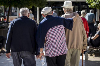 Pensionistas paseando en Valencia.-MIGUEL LORENZO