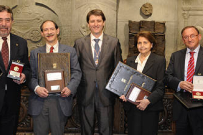 El alcalde de la ciudad, Carlos Martínez Mínguez, abrió el acto de entrega de los reconocimientos en el Patio de Columnas. / VALENTÍN GUISANDE-