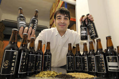 Marcos Sanz posa junto a su cerveza. / V.G.-