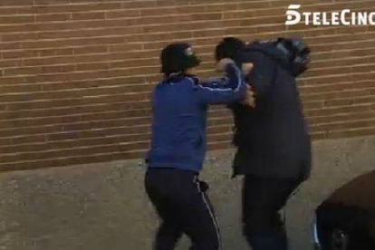 Captura del vídeo de la agresión a un cámara de Mediaset en Madrid.-Foto: MEDIASET
