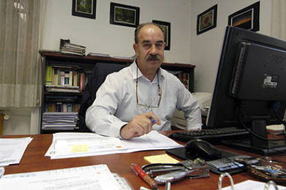 Manuel Revilla, responsable de la OMIC./ ÁLVARO MARTÍNEZ-