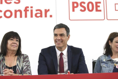 Cristina Narbona, Pedro Sánchez y Adriana Lastra, hoy, en la sede del PSOE.-DAVID CASTRO