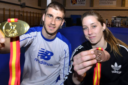 Francisco Javier Abad y Carla Franch muestran las medalla logradas en Sabadell. / ÁLVARO MARTÍNEZ-