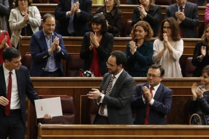 Pedro Sánchez recibe el aplauso de su grupo, en la segunda votación de la investidura, el pasado viernes en el Congreso.-AGUSTÍN CATALÁN