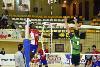 Osveny remata en el partido ante Unicaja. / ÁLVARO MARTÍNEZ-