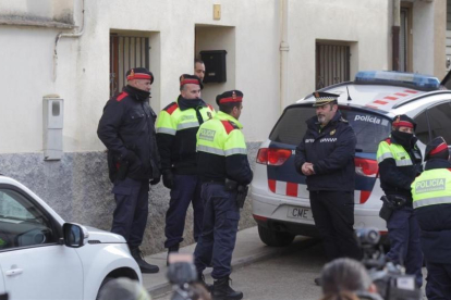Los Mossos han llevado al detenido a casa de su tío, en Anglès, para un nuevo registro.-JORDI RIBOT (ICONNA)