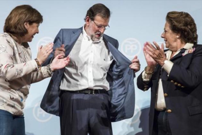 El presidente del Gobierno en funciones, Mariano Rajoy, en un acto junto a la presidenta del PP valenciano, Isabel Bonig y Rita Barberà, exalcaldesa de Valencia.-MIGUEL LORENZO