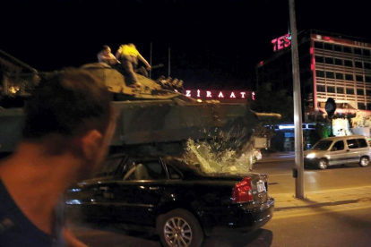 Ciudadanos turcos intentan evitar el avande de los tanques en las calles de Ankara. AP / BYRHAM OZBLICI