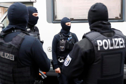 Policías alemanes, durante una intervención en la mezquita As-Sahaba, en Berlín-FABRIZIO BENSCH