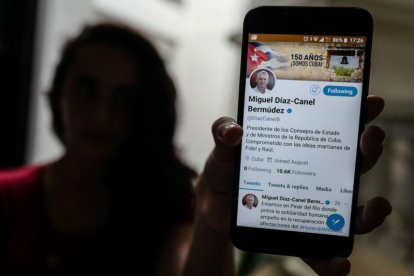 En su biografía en Twitter, Díaz-Canel se dice comprometido con las ideas martianas (del héroe nacional José Martí) de Fidel y de Raúl.-AFP