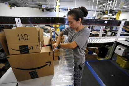 Una empleada de Amazon prepara un pedido del Black Friday en Estados Unidos.-REUTERS / FRED GREAVES