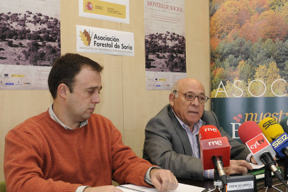 Pedro Medraro y Cándido Moreno, de la asociación forestal. /V. G. -