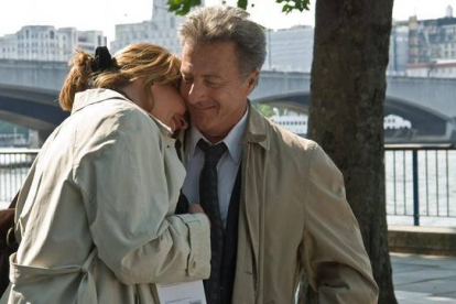 Emma Thompson y Dustin Hoffman, en una escena de la película 'Nunca es tarde para enamorarse'.-
