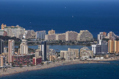 Edificios de apartamentos en la costa valenciana.-MIGUEL LORENZO