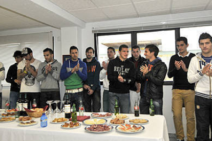Los jugadores del Numancia en el acto que tuvo lugar ayer en Los Pajaritos. / V. Guisande-