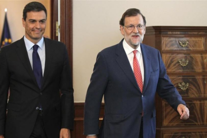 El presidente del Gobierno, Marinao Rajoy, y el líder del PSOE, Pedro Sánchez, en una reunión en el Congreso en agosto del 2016.-MARISCAL