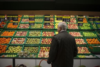 Puesto de frutas y verduras en un supermercado.-ALBERT BERTRAN