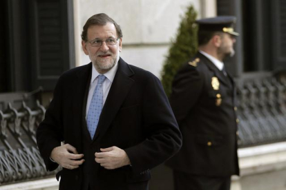 El presidente del Gobierno en funciones, Mariano Rajoy, a su llegada hoy al Congreso para asistir a la constitución de las nuevas Cortes Generales.-