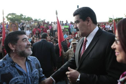 Nicolás Maduro saluda a Diego Armando Maradona, el martes en Caracas.-Foto: REUTERS