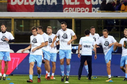 Jugadores del Lazio calientan con una camiseta que reza No al antisemitismo.-/ AP / GIORGIO BENVENUTI