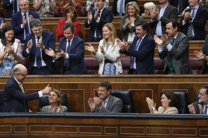 Los parlamentarios del PP aplauden al ministro de Hacienda, Cristóbal Montoro, en el pleno de aprobación de los Presupuestos del 2017, el pasado 31 de mayo.-/ JUAN MANUEL PRATS