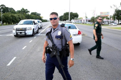 Dos agentes de policía tras un tiroteo en Estados Unidos.-REUTERS / JOE PENNEY