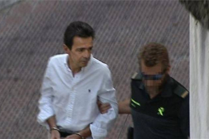 EFE  Alberto Portuondo, presunto testaferro de Rato a su llegada este jueves a los Juzgados de Plaza de Castilla en Madrid.-EFE