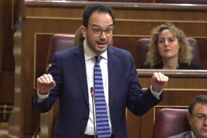 El portavoz socialista en el Congreso de los Diputados, Antonio Hernando, en la sesión el pleno de este miércoles.-DAVID CASTRO