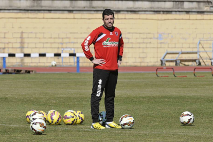 Manolo Cano en un entrenamiento de la pasada temporada en el anexo de Los Pajaritos.-Valentín Guisande