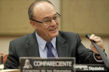 El gobernador de Banco de España, Luis María Linde, en el Congreso de los Diputados en septiembre pasado.-JOSÉ LUIS ROCA