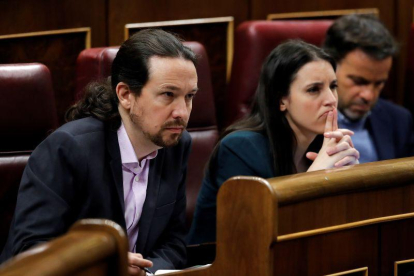 Los líderes de Unidas Podemos, Pablo Iglesias e Irene Montero, hoy en el Congreso de los Diputados durante la primera jornada de la sesión de investidura.-EFE