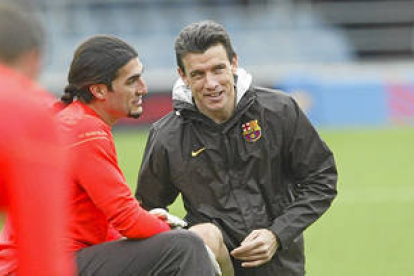 Juan Carlos Unzué charla con Pinto durante un entrenamiento con el Barcelona. / EL MUNDO-