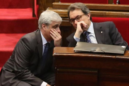 Artur Mas y Germà Gordó, en el Parlament.-DANNY CAMINAL