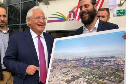 El embajador de EEUU en Israel, David Freidman, con la polémica imagen en que no está la mezquita de la Roca.-EL PERIÓDICO