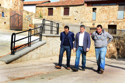 Javier Muñoz, Javier Antón y Sergio Martín caminan por la calle remozada.-ÁLVARO MARTÍNEZ