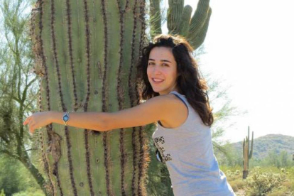 Casandra González Rodríguez posa abrazada a un cactus.-