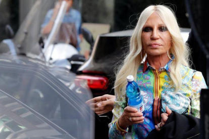 Donatella Versace, este martes en Milán.-REUTERS / STEFANO RELLANDINI