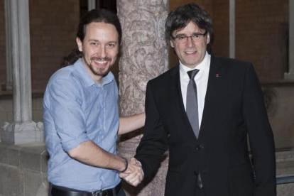 Pablo Iglesias y Carles Puigdemont, en su último encuentro, en abril de este año en el Palau de la Generalitat.-FERRAN NADEU