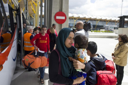 Llegada de 45 refugiados del tercer grupo de solicitantes de asilo al aeropuerto de Madrid, entre ellos, una familia iraquí de seis miembros será alojada en Valladolid.-ICAL