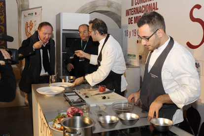 El cocinero italiano, Massimo Bottura, da de probar uno de los platos al director de Madrid Fusión, José Carlos Capel. / VALENTÍN GUISANDE-