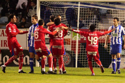 Los jugadores del Numancia celebran uno de los cuatro goles logrados en Ponferrada. / ÁREA 11-