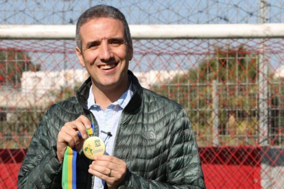 Toni Gerona posando con la medalla de oro del campeonato de África.-/ JAVIER MARTIN