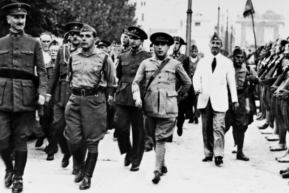 Queipo de Llano, pasando revista a las tropas franquistas, en Sevilla, en julio de 1936.-EFE