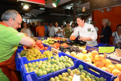 Elena Lucas eligió personalmente producto fresco en el mercado muinutos antes de su demostración culinaria.-Álvaro Martínez