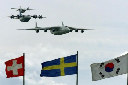 Varios aviones de transporte militar rusos vuelan sobre la bandera de Suecia (en el centro) en un espectáculo aéreo en Moscú, en el 2001.-AP / MIKHAIL METZEL