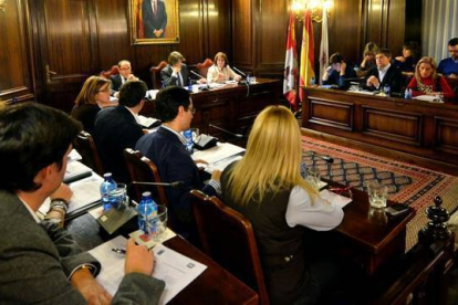 Corporación durante un Pleno de esta legislatura. / VALENTÍN GUISANDE-