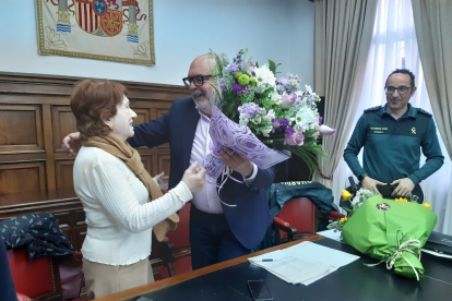 Francisca Delgado recibe ramos de flores del subdelegado del Gobierno en Soria, Miguel Latorre, y el coronel de la Guardia Civil Andrés Velarde. HDS